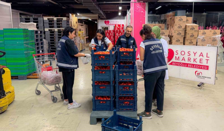 Beyoğlu Belediyesi 25 ton domatesi vatandaşlara ücretsiz olarak dağıttı