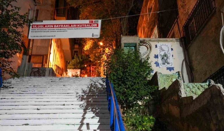 Beyoğlu Belediyesi’nden Cihangir merdivenlerine resmedilen Filistin bayrağı açıklaması