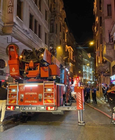 Beyoğlu’nda 9 katlı otelin bodrum katında korkutan yangın