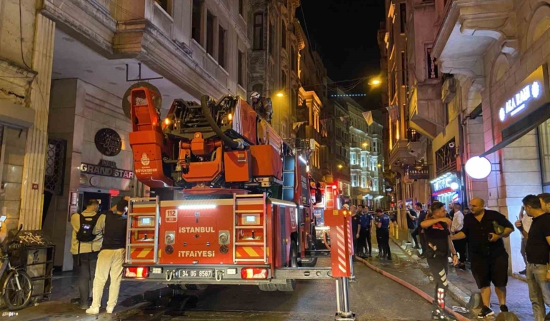 Beyoğlu’nda 9 katlı otelin bodrum katında korkutan yangın
