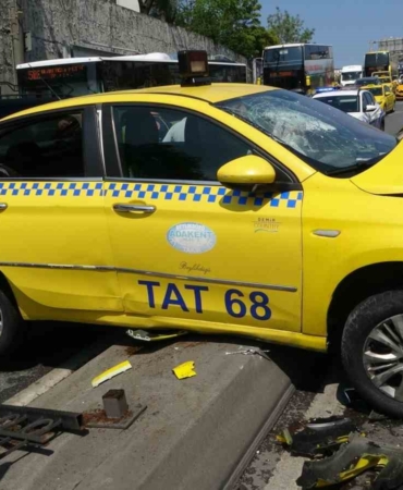 Beyoğlu’nda freni patlayan taksi refüje çıkarak durabildi