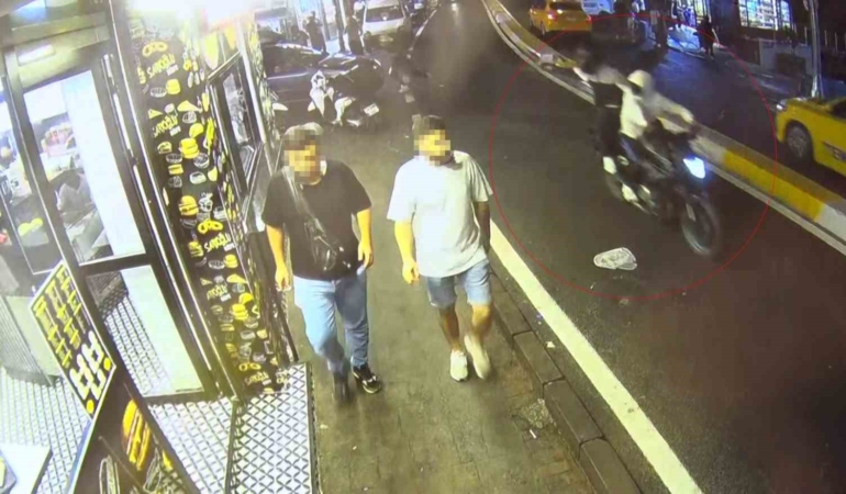 Beyoğlu’nda motosikletle gelip büfeye kurşun yağdırdılar