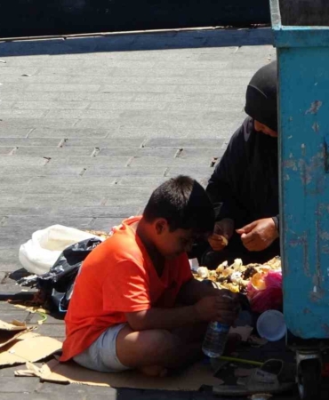 Beyoğlu’nda turistlerden aldığı parayı döviz bürosunda bozduran dilenci yakalandı