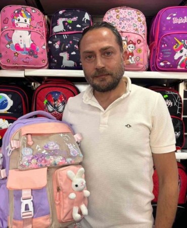 Bilecikli çanta satıcısı velileri okul çantası konusunda uyardı