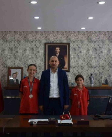 Bilecikli sporcular madalyalarıyla İl Müdürü Yasin Özdemir’i ziyaret etti
