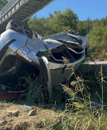 Bilecik’te kontrolden çıkan otomobil üst geçidin beton ayağına çarparak durabildi