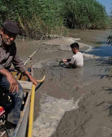 Bir damla su için boğazlarına kadar çamura giriyorlar