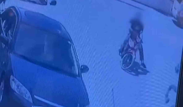 Böyle kaza görülmedi: Kaçan at, motosikletliyi altına aldı