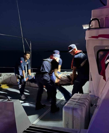 Bozcaada’da rahatsızlanan vatandaş Sahil Güvenlik ekiplerince tahliye edildi