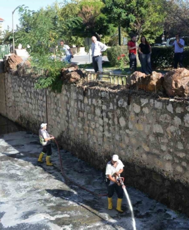 Bozüyük’te açık kanal temizliği
