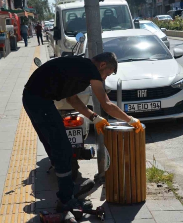 Bozüyük’te ana cadde üzerindeki çöp kovaları yenilendi