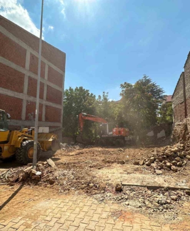 Bozüyük’te  metruk binalar yıkılıyor