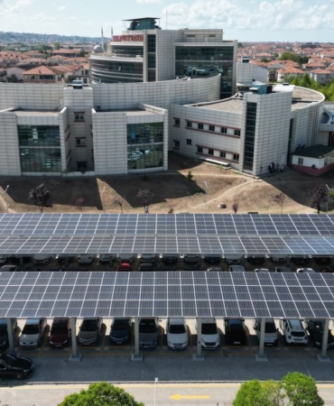 Bu hastane tükettiğinin iki katı enerji üretiyor