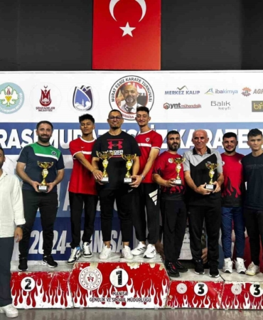 Bursa Büyükşehir Belediyesporlu karateciler Manisa’da 23 madalya kazandı