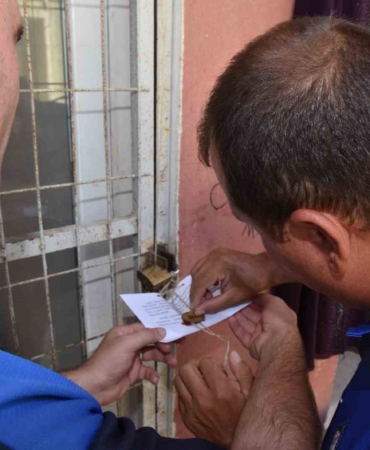 Bursa Yenişehir’de kaçak olarak çalıştırılan yabancı uyrukluların dükkanları mühürlendi