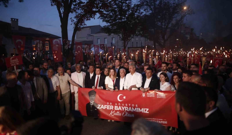 Bursa’da 30 Ağustos coşkusu...Binlerce kişi fener alayında buluştu, Nilüfer’i dinledi