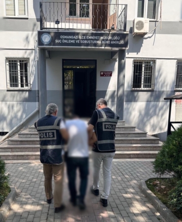 Bursa’da azılı dolandırıcı, parkta otururken yakalandı