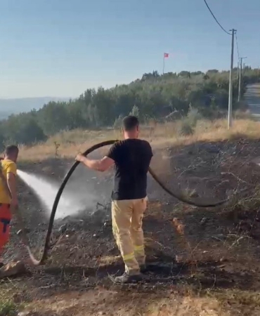 Bursa’da çıkan yangın ormanlık alana sıçramadan söndürüldü