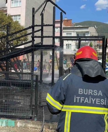 Bursa’da çocuk parkı alevlere teslim oldu