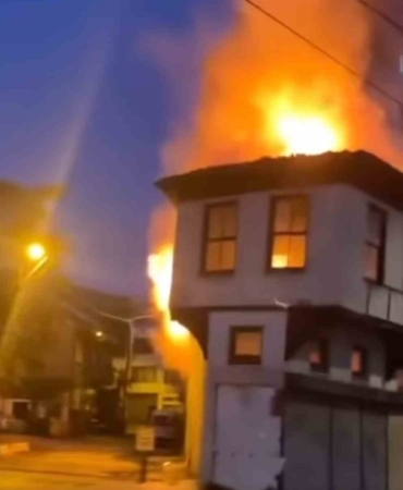 Bursa’da geceyi aydınlatan yangın