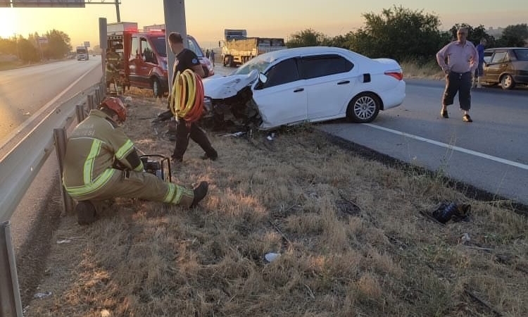 Bursa’da kazada can pazarı: Elektrik direğine çarpan otomobilin sürücüsü sıkıştı