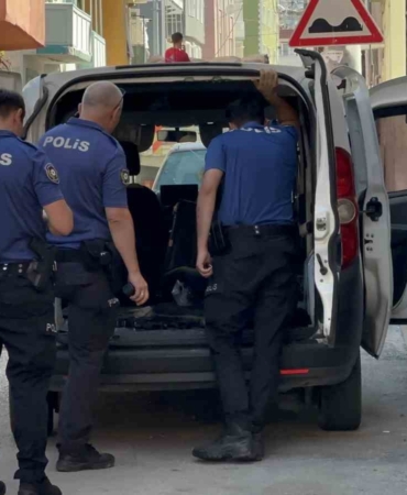 Bursa’da kazalı şekilde park halinde bekleyen araçtan çıkanlar polisi bile şaşırttı