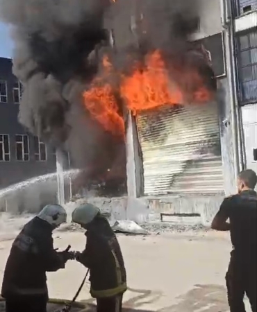 Bursa’da sünger ve baza deposu alev alev yandı