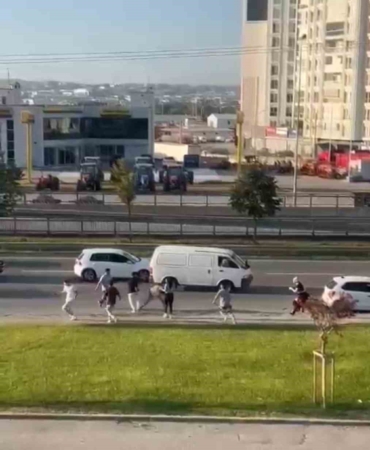 Bursa’da yol ortasında birbirlerine acımasızca vurdular