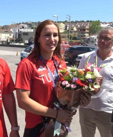 Buse Tosun Çavuşoğlu: “Mutluyum, gururluyum. Kadın güreşi adına kazanılmış ikinci olimpiyat madalyasını kazandım”