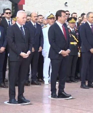 Büyük Zafer’in 102’incı yıl dönümünde Cumhuriyet Anıtı’na çelenk bırakıldı