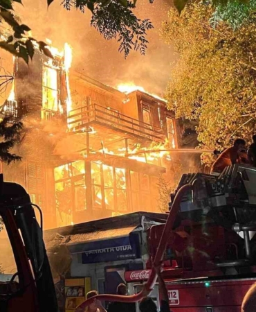 Büyükada’da 2 katlı ahşap bina alev alev yandı
