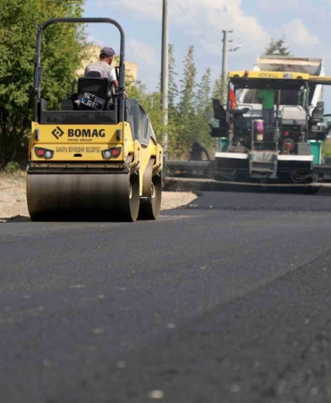 Büyükşehir caddeleri yeni yüzüne kavuşturuyor