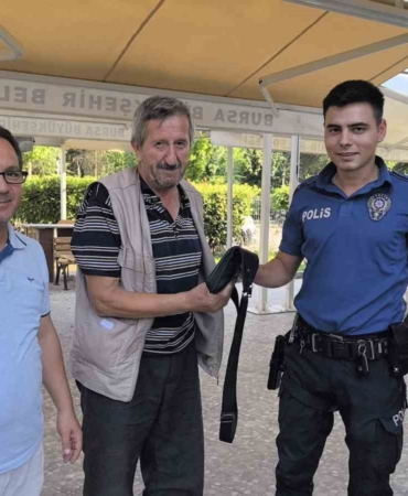 Camide bulduğu dövizleri polise teslim etti