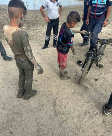 Çamura saplanan 2 çocuğu itfaiye kurtardı