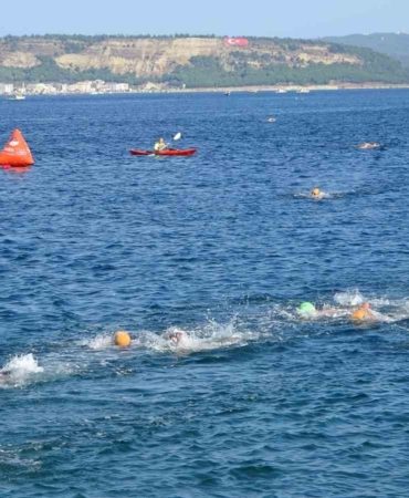 Çanakkale Boğazı’nda yüzme yarışması düzenlendi