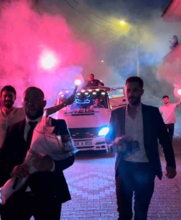 Çekici ve iş makinesiyle kız isteyeme geldi