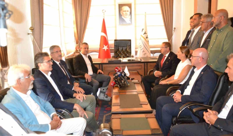 CHP Genel Başkanı Özgür Özel, Ayvalık Belediyesini ziyaret etti
