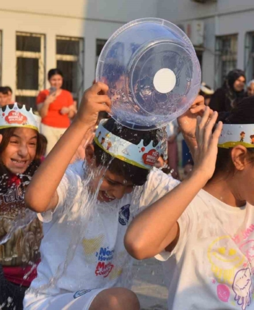 Çocuklar sokak oyunlarıyla doyasıya eğleniyor