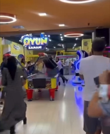 Çocuklarını oyun parkına götüren aileler birbirine girdi