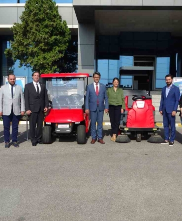 ÇOMÜ’ye ’Daha Yeşil Sürdürülebilir Bir Üniversite’ sloganıyla 2 elektrikli araç kazandırıldı