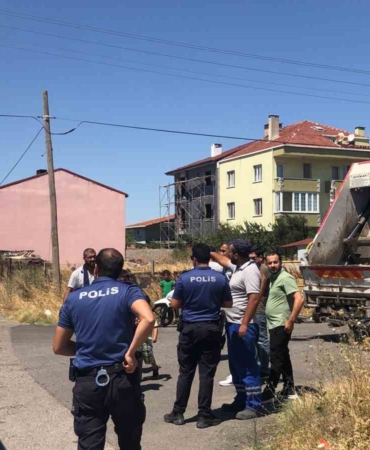 Çöp kamyonuyla halk otobüsü çarpıştı: Temizlik işçisi yaralandı
