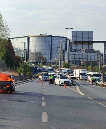 D-100 Karayolu’nda alev alev yanan araç kullanılamaz hale geldi