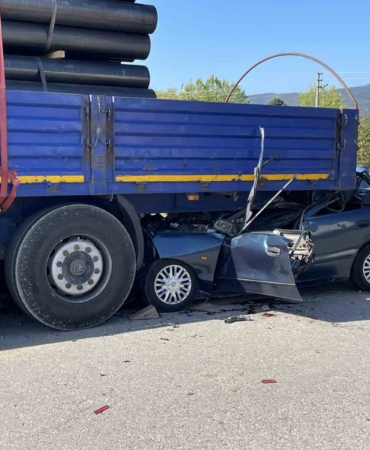 D-100’de feci kaza, tıra ok gibi saplandı: 1 ölü