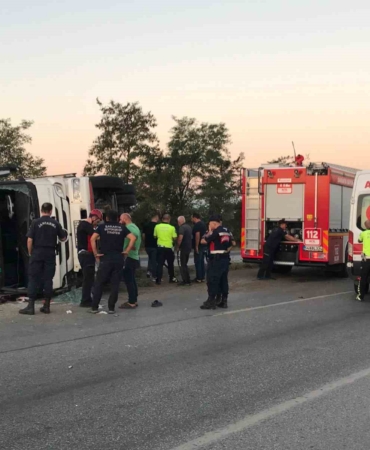 D-100’de sürücüsü uyuya kaldığı iddia edilen kamyon devrildi: 2 yaralı