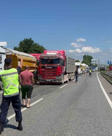 D-140’a dökülen asit paniğe yol açtı: Yol trafiğe kapatıldı, bölgeye AFAD ekipleri sevk edildi