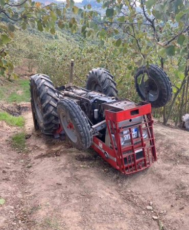 Devrilen traktörün altında kalan sürücü ağır yaralandı