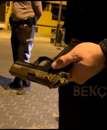 Devriye atan ekipleri görünce tabancayı kaldırıma attı