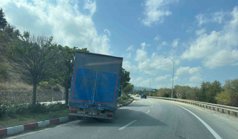 Direksiyon başında fenalaşan sürücü orta refüje çıktı