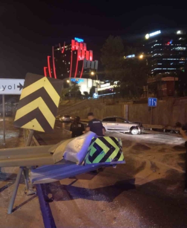 Direksiyon hakimiyetini kaybeden otomobil sürücüsü refüje çarparak durabildi: 1 yaralı