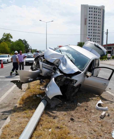 Direksiyon kontrolünü kaybetti, aydınlatma direğini devirdi